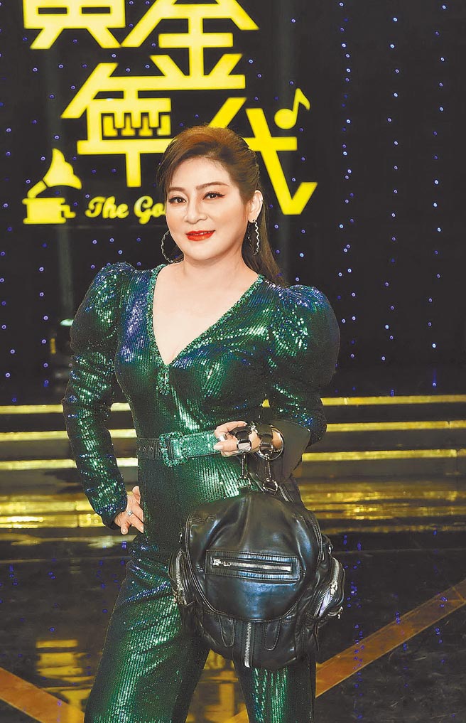 王彩桦昨开心展示老公小孩送她的生日礼物实用包包。（华视提供）