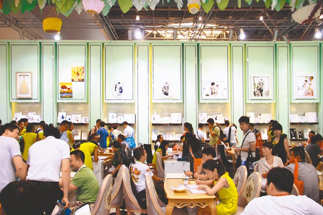 大陆婚纱摄影交流会，参观人潮眾多。（资料照片）