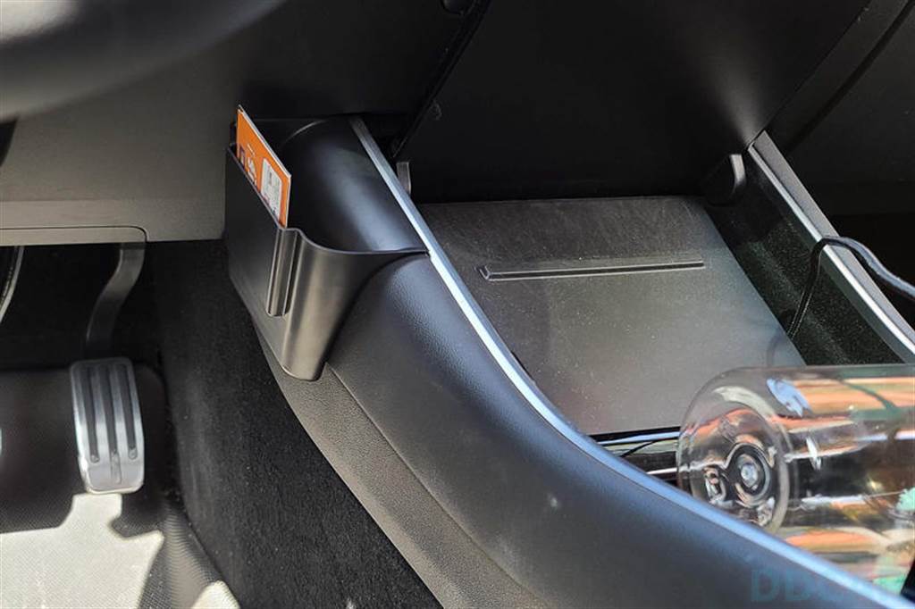 Model 3 中控側邊置物盒分享：適合車內永遠都想放更多東西的你