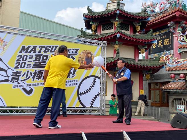在世界少棒大赛投出6局18次三振的陈昭安与配天宫董事长蔡承宗共同宣传圣母杯少棒赛。（张亦惠摄）