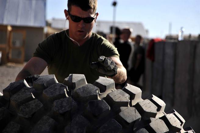 良好的肌力已被证实能降低士兵训练时的受伤风险。 (图/DVIDS)