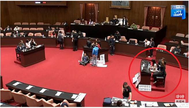 高嘉瑜和许淑华坐在一起（画红圈处）。（摘自中时新闻网）