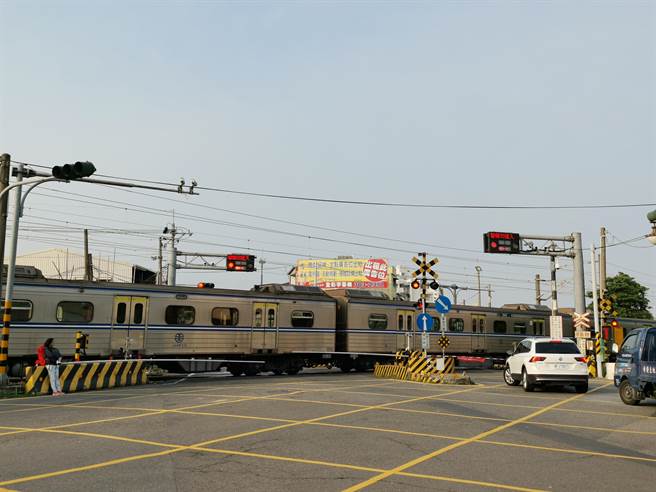 台南市新市區市中心，短短1公里就有4個平交道，形成交通瓶頸。（劉秀芬攝）