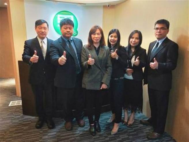 绿界科技董事长林雪慧(左三)带领员工衝上第三方支付龙头地位。(图/顏琼真提供)
