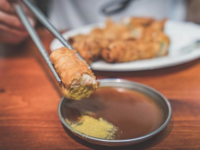 影片中具有重要地位的特色小吃「虾卷」，更是旅客来到安平必尝且无法忘怀的好味道。(台南市观光旅游局提供／曹婷婷台南传真)