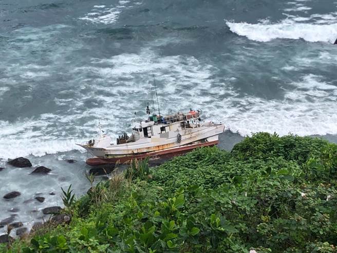 源胜88号渔船因风浪过大搁浅在北方澳岸际。（第一岸巡队提供／胡健森宜兰传真）