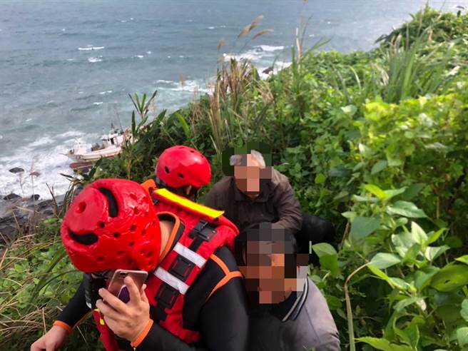  因渔船搁浅受困的4名船员，在救难人员协助下依序平安脱困。（第一岸巡队提供／胡健森宜兰传真）