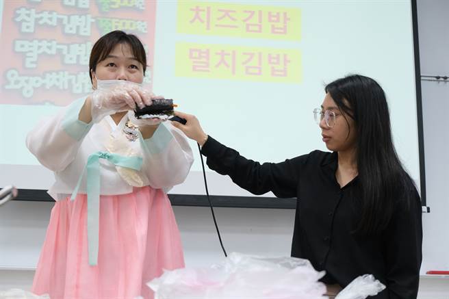 醒吾科技大學金聖姬老師(左)，親自示範韓國紫菜包飯做法。(吾限熊報林正勛攝，醒吾科大提供)