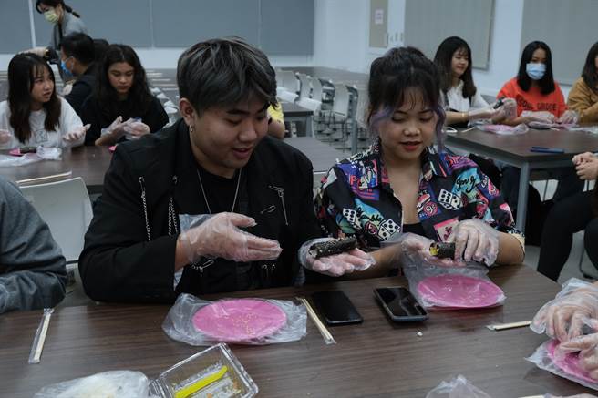 韓國文化體驗活動學員及醒吾科大學生，體驗如何製作紫菜包飯。(吾限熊報林正勛攝，醒吾科大提供)