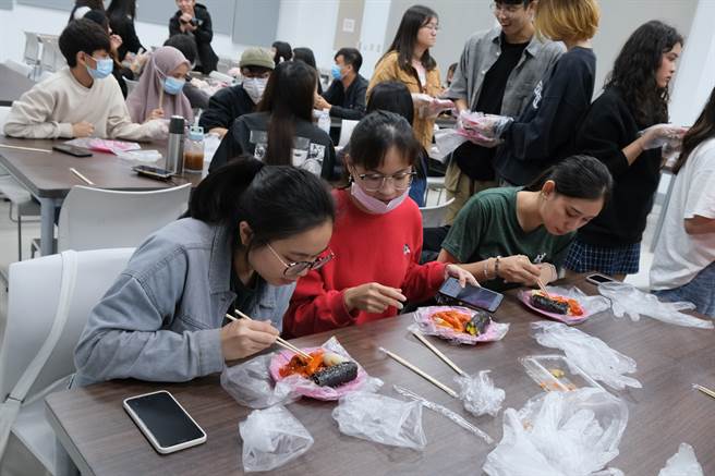 韓國文化體驗活動學員及醒吾科大學生，迫不急待品嘗韓國美食。(吾限熊報林正勛攝，醒吾科大提供)