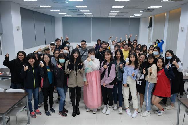 SPECIAL韓國文化體驗，學員們滿載而歸合影留念。(吾限熊報林正勛攝，醒吾科大提供)