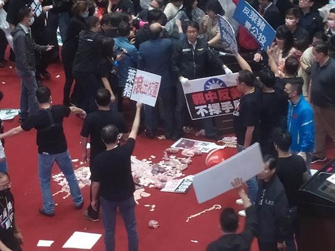 國民黨在立法院潑灑豬皮、豬內臟，抗議蔡政府開放萊克多巴胺美豬進口。(圖／彭媁琳攝)