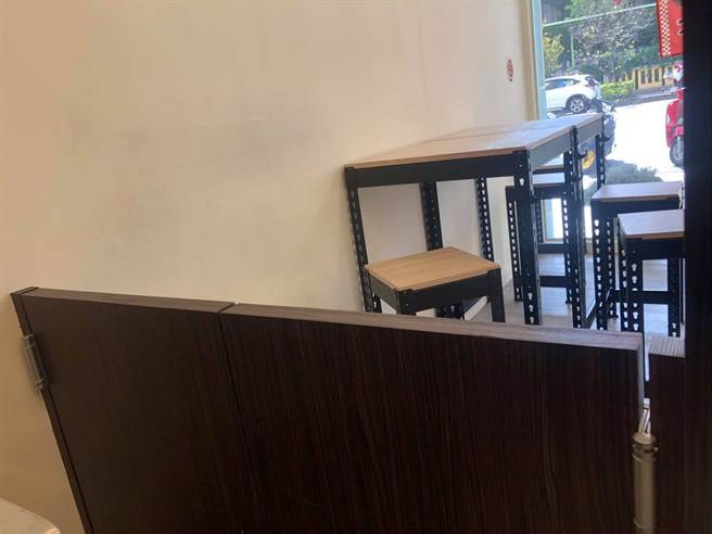 两个国小生去买仙草，等待期间乱玩店家木门，老板1句话立刻制伏屁孩，让许多网友看傻。（图／翻摄自脸书）