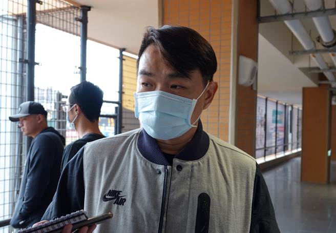 中信兄弟副领队彭政闵现身黑豹旗。（毛琬婷摄）