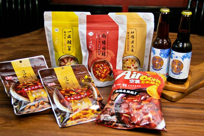 这一锅餐饮集团强强联手知名食品业者，将御膳麻辣锅、老火汤、一品酸菜锅3大招牌汤底合作开发为办公室涮嘴零食，并推出御膳麻辣、一品酸菜2款汤底，于全联独家上架贩售，积极抢攻宅经济商机。（这一锅提供）