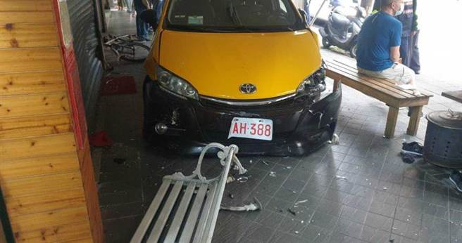 台北市1辆计程车上午不明原因衝上文山区木因路3段一处骑楼，造成3名路人轻伤。（图／消防局提供）