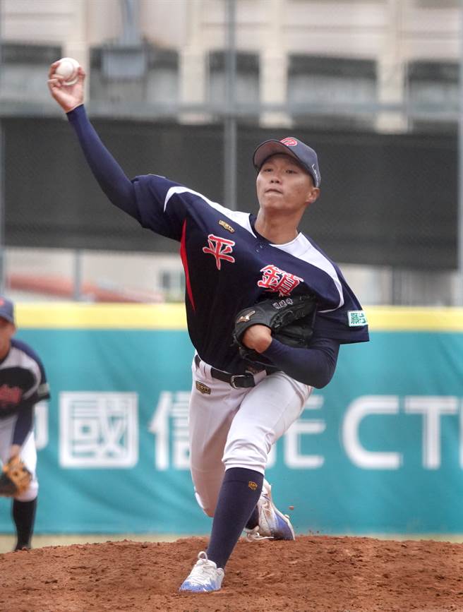 平镇高中赖延峰在黑豹旗8强赛先发7.2局、失2分拿下胜投。（毛琬婷摄）