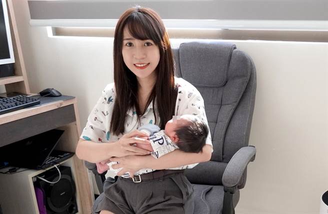 洁哥今年生下一女升格当妈。（图／翻摄自洁哥/李秉洁脸书）