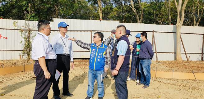 立委楊瓊瓔及議員羅永珍聯合服務處邀集相關單位會勘潭雅神綠園道，爭取和平場站附近增設照明設施及表演空間。（王文吉攝）