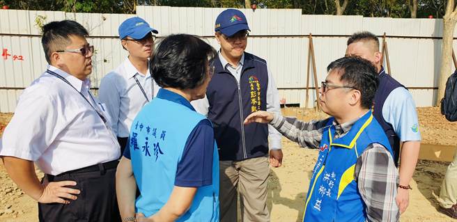 立委楊瓊瓔及議員羅永珍聯合服務處邀集相關單位會勘潭雅神綠園道，爭取和平場站附近增設照明設施及表演空間。（王文吉攝）