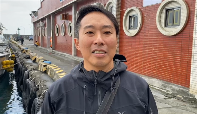 鉅隆号娱乐渔船长项彦豪说，鲸豚是群聚动物，和家人走失一定很慌张，希望能让牠和家人重新团圆。（翻摄照片／陈彩玲基隆传真）