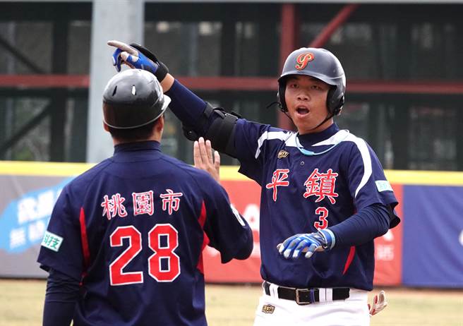 平镇高中陈佳乐敲2安、贡献2打点。（毛琬婷摄）