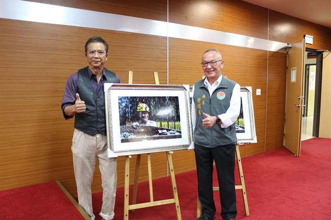 攝影師曾進發（左）拍攝礦工系列作品，獲得2020法國PX3國際攝影比賽1金1銀和廣告類組第2名。（巫靜婷攝）