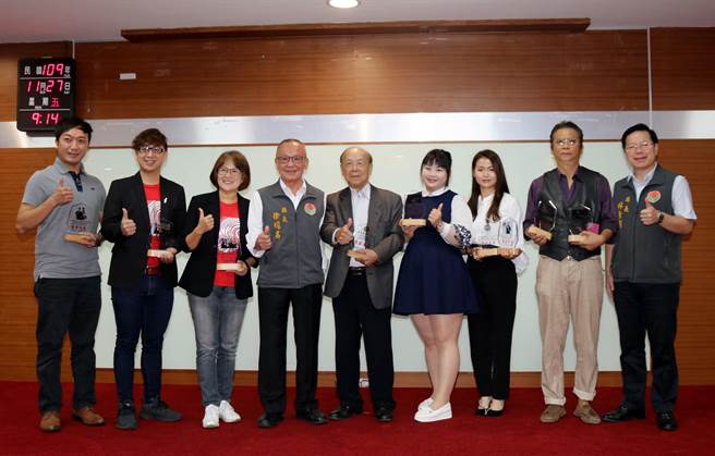 苗栗縣長徐耀昌接見表揚苗栗縣藝文貢獻人士，共有5組人員獲獎。（巫靜婷攝）