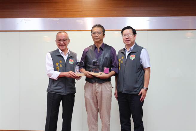 攝影師曾進發（中）以礦工系列作品及炊粿慶團圓，分別獲得2020法國PX3國際攝影獎及IPA國際攝影獎。（巫靜婷攝）