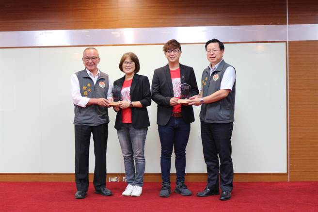 苗栗縣舊匠樂團成員蔡芸芸（左二）、梁智凱（右二）共同創作「救國仁醫」歌曲，獲得蔣渭水流行歌創作大賽金獎。（巫靜婷攝）