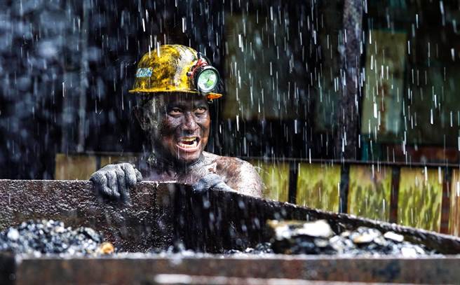 攝影師曾進發拍攝礦工系列作品，獲得2020法國PX3國際攝影比賽1金1銀和廣告類組第2名。（曾進發提供／巫靜婷苗栗傳真）