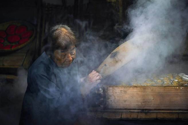 攝影師曾進發以「炊粿慶團圓」作品，獲得2020 IPA國際攝影比賽銀牌。（曾進發提供／巫靜婷苗栗傳真）