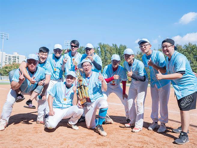 「新北永者联盟队」技压群雄，获得第七届永庆杯垒球赛冠军。(图/永庆提供)