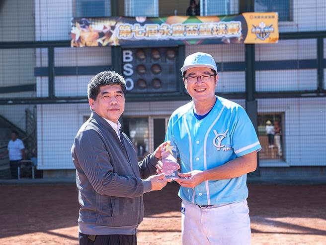 「新北永者联盟队」队长杨牧苍(图右)带领球队获得冠军，同时也是「最佳MVP」及「人气王」。(图/永庆提供)