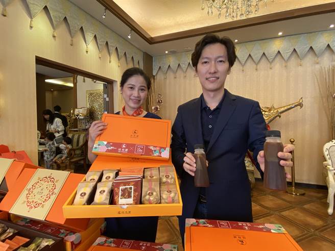 咖啡业者与台中知名伴手礼店家，共同推出联名款限量礼盒，要抢攻年底礼赠品市场。（冯惠宜摄）