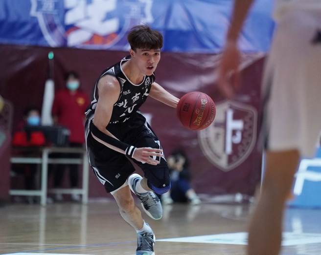 台北市大前锋梁予纶27日贡献20分、11篮板的双十表现。(大专体总提供)