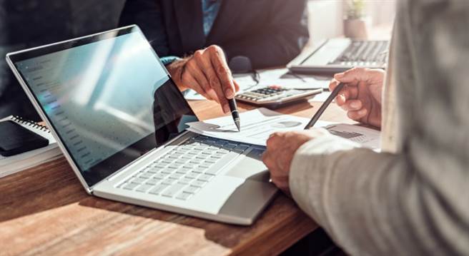 一名网友表示，开车经过竹科，发现附近盖了许多医院，且都主打亲子鑑定，让他好奇，当老工辛苦加班时，竹科的地方妈妈在做什么？（图／Shutterstock）