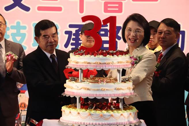 景文科技大学27日举办31周年校庆活动，景文科技大学校长洪久贤(右起2)与获邀嘉宾共同祝贺。(景文科大提供／李侑珊台北传真)