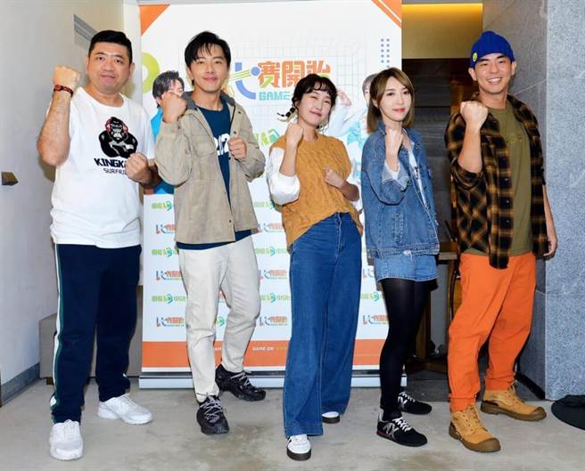 左起NONO、坤达、巴钰、五熊、柯有伦开心同框。（卫视中文台提供）