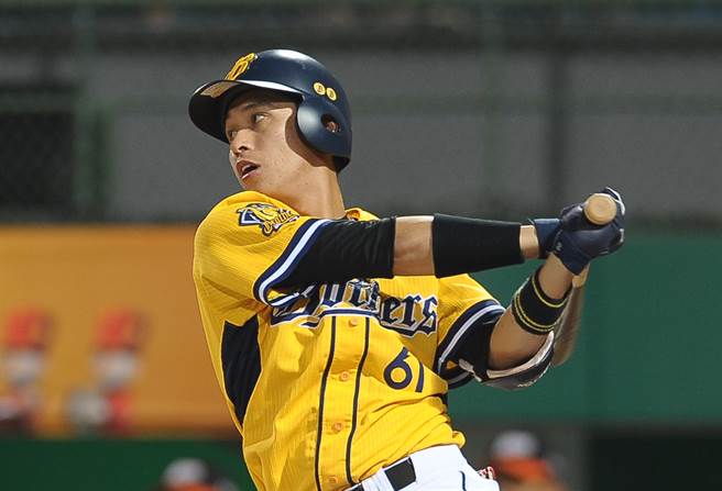 中信兄弟吴东融被味全龙扩编选秀挑中，未来将要改披龙袍。（报系资料照）