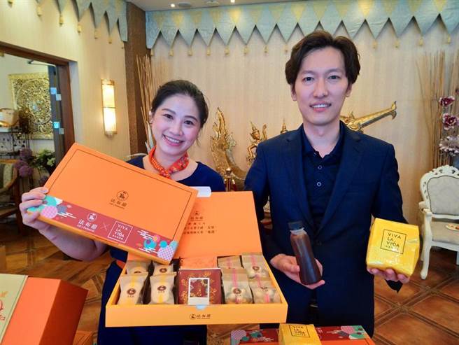 （玩邑咖啡总经理陈彦霖（右）与法布甜业者张淑卿异业结盟，合攻咖啡宅经济商机。图/曾丽芳）
