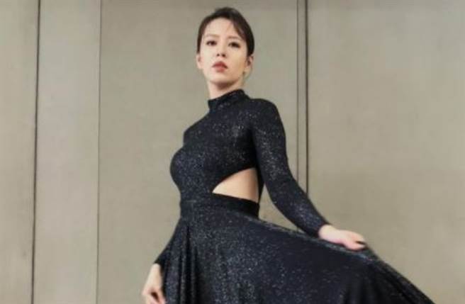 刘品言身穿一套惹火挖腰礼服出席新剧首映会，以绝美体态辣翻全场。（图／IG@esther88）