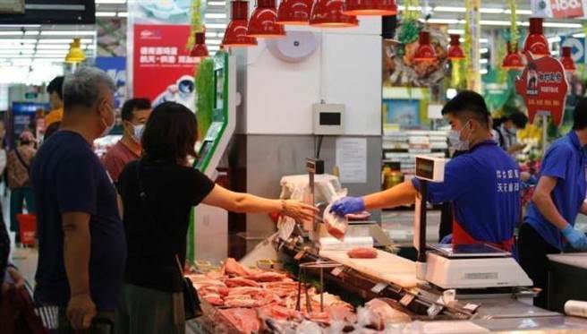 目前只有大陆不断地在冷冻食品与其包装中发现病毒痕迹，同时也有为数不少因冷冻食品感染新冠病毒的案例。（图／中新网）