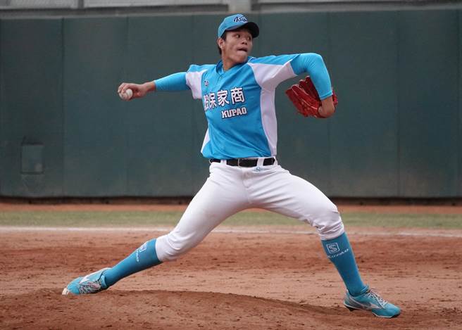 谷保家商「火球男」潘文辉今天最快球速来到154公里。（毛琬婷摄）