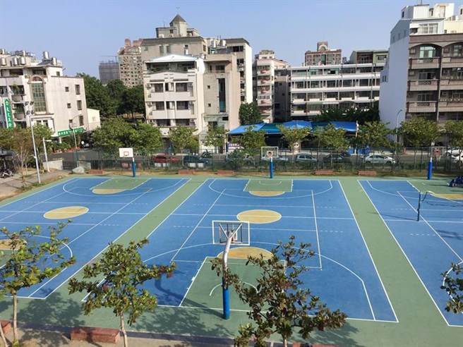 圖為金城國中藍球場，未來球場將裝設太陽能光電板。(台南市教育局提供／曹婷婷台南傳真)