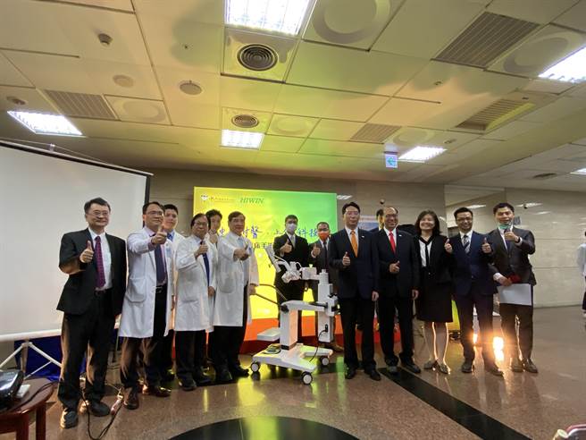 中山医学大学27日与上银科技发表台湾第一台自制的手术机器人「HIWIN内视镜扶持机器人」。（冯惠宜摄）