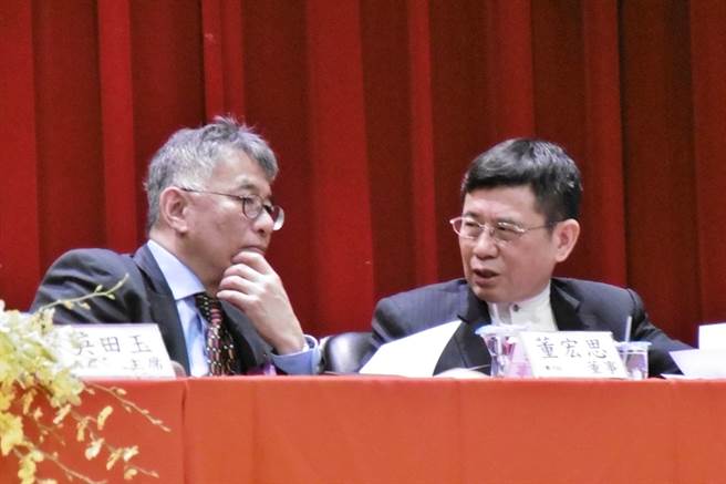 日月光投控公告林文伯(右)辞任旗下硅品董事长职务，仍担任投控董事职务。图为林文伯去年出席日月光投控股东会，与投控财务长董宏思(左)交谈。（记者林资杰摄）