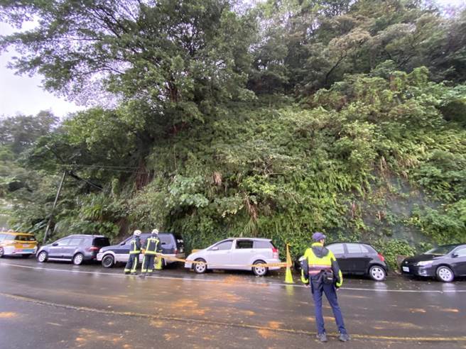 基隆市27日凌晨下起大雨，导致信义区六合街边坡土石松动，上午有数颗落石掉落。（翻摄照片／陈彩玲基隆传真）