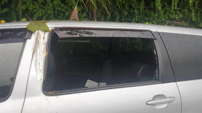 基隆市27日凌晨下起大雨，导致信义区六合街边坡土石松动，落石掉落砸中路旁银色轿车。（翻摄照片／陈彩玲基隆传真）