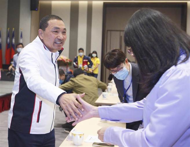 新北市長侯友宜（左）27日出席「翻轉五股城市再生論壇」，離開時與來賓握手致意。（張鎧乙攝）